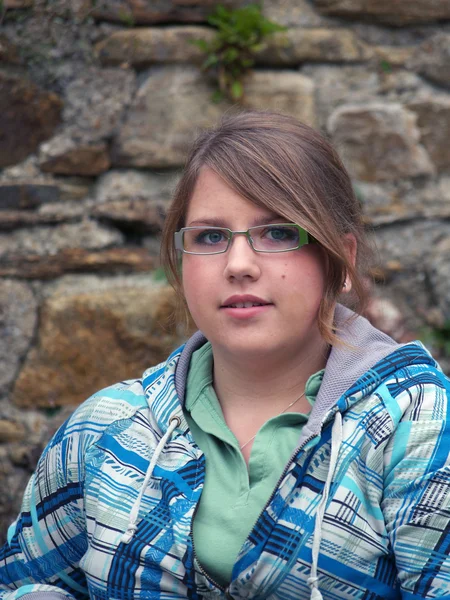 Junges Mädchen mit Brille — Stockfoto