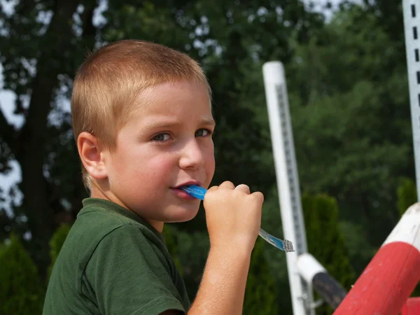 Fiú eszik jégkrém — Stock Fotó