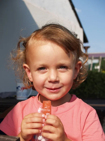 Weinig meisje eten ijs lolly — Stockfoto