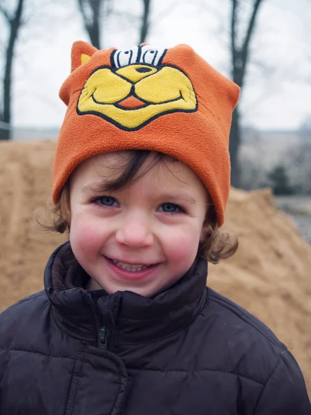 Dívka v oranžové čepici — Stock fotografie