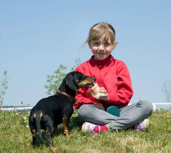 小女孩和腊肠狗 — 图库照片