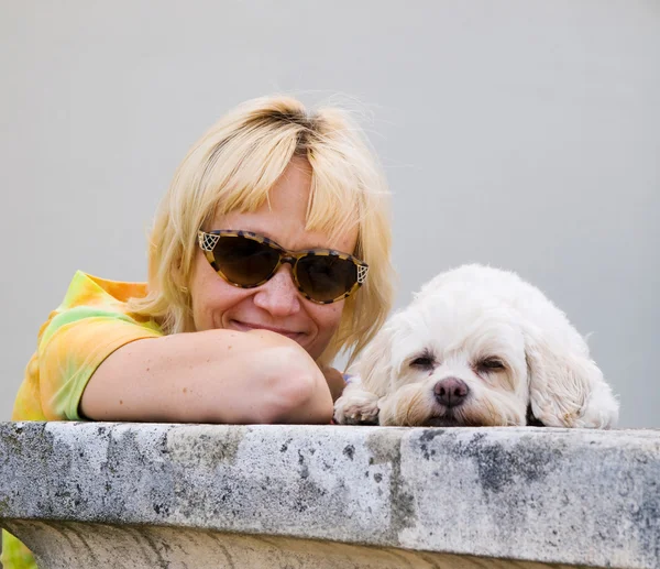 Nő a kutyájával — Stock Fotó