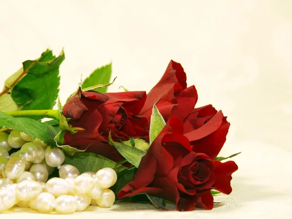 Collana di perle e rose — Foto Stock