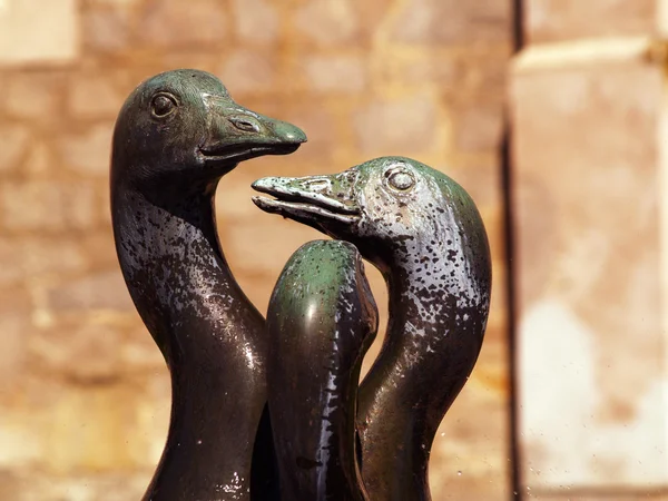 Sculpture of goose heads — Stock Photo, Image