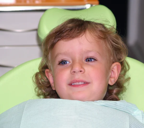 Девочка на стоматологическом осмотре — стоковое фото