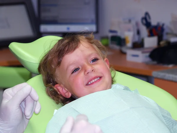 牙医考试的小女孩 — 图库照片