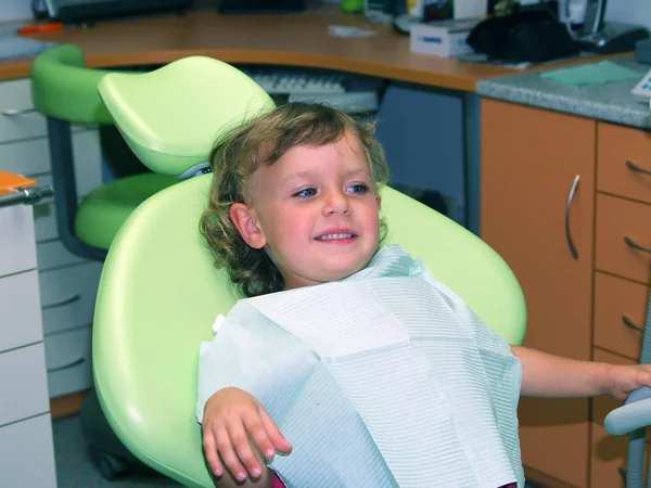 Petite fille en examen dentaire — Photo
