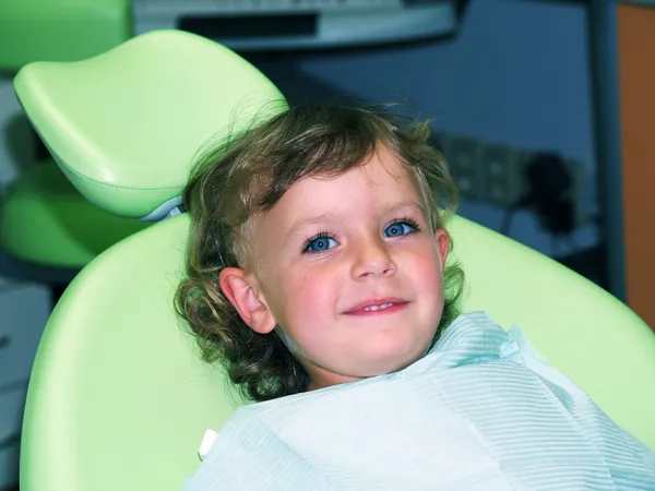 Маленька дівчинка в стоматологічному огляді — стокове фото