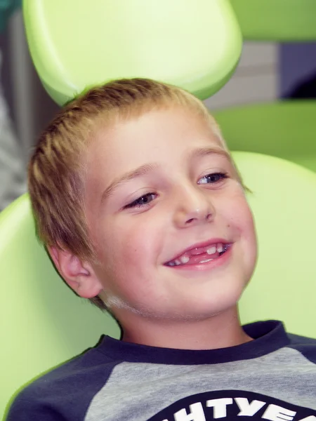 Мальчик в стоматологии — стоковое фото