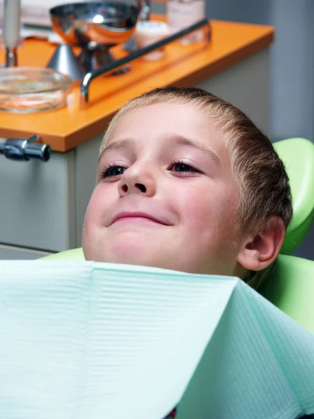 Мальчик в зубной хирургии — стоковое фото