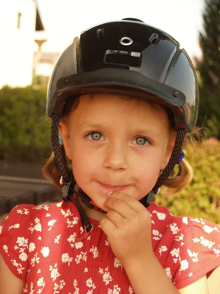 Meisje in helm — Stockfoto