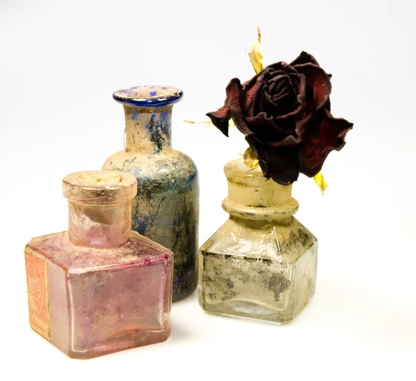Brudnej butelki z różą — Zdjęcie stockowe