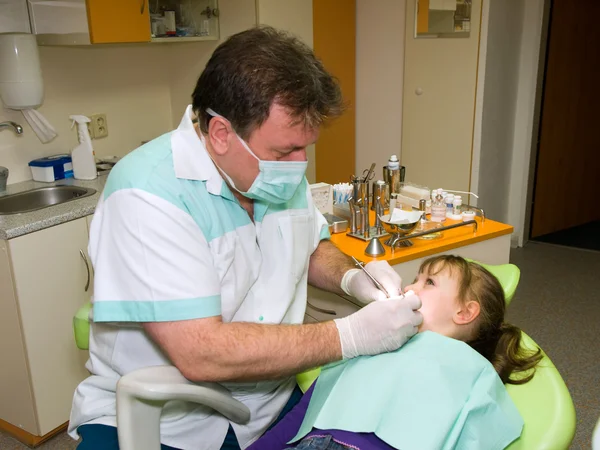 Стоматолог і дівчинка — стокове фото
