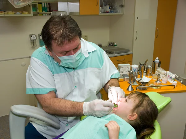 Dentista y niña —  Fotos de Stock