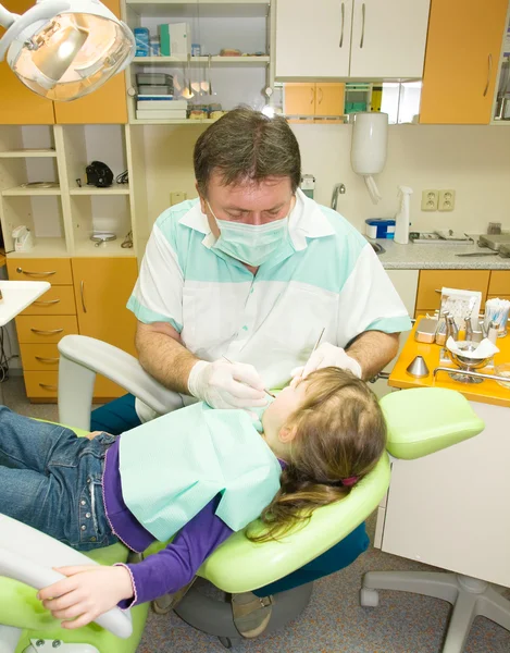 Tandläkare och liten flicka — Stockfoto