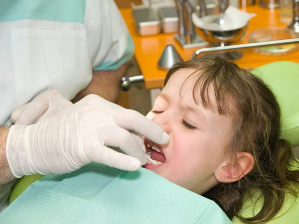 Meisje door tandheelkundige onderzoek benadrukt — Stockfoto