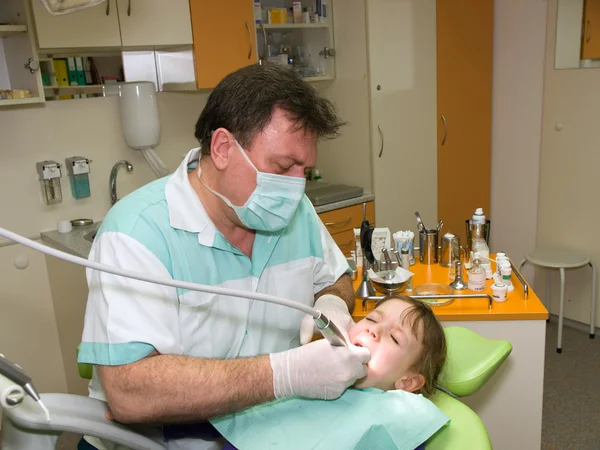 Dentysta i mała dziewczynka — Zdjęcie stockowe