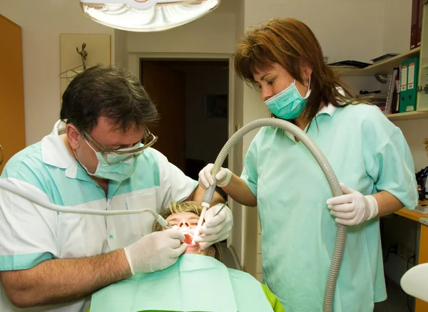 Equipo dental en acción —  Fotos de Stock