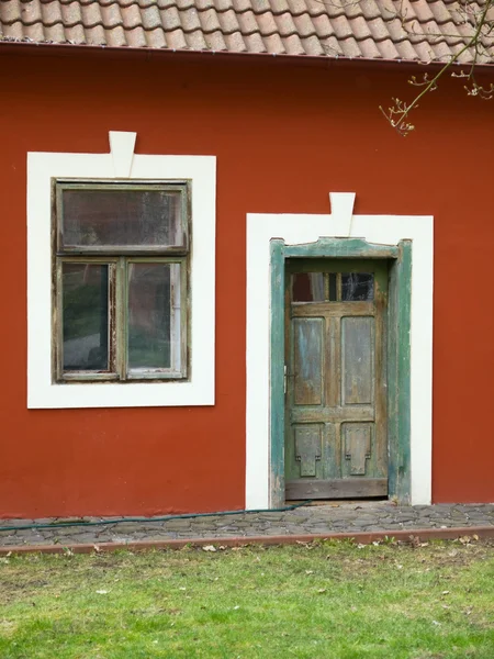 Винтажные двери и окна — стоковое фото