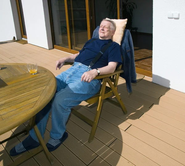 Vieux hommes se relaxant sur le bureau du soleil — Photo