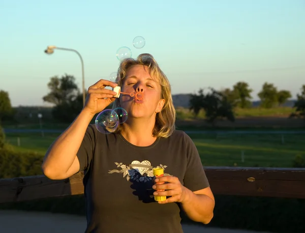 Mujer haciendo burbujas — Foto de Stock