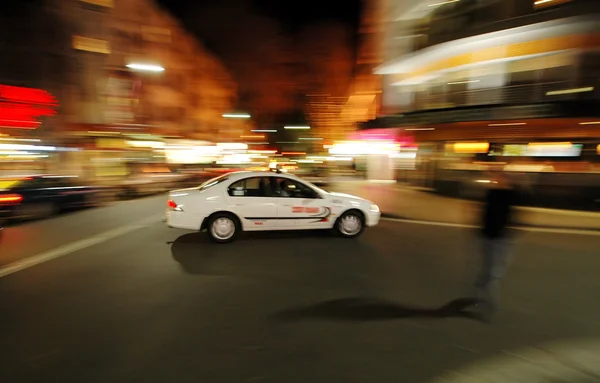 Taxi in der Nacht — Stockfoto