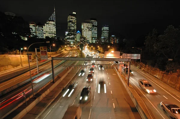 Ночное Сиднейское движение — стоковое фото