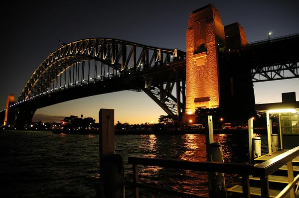 Міст через затоку вночі — стокове фото