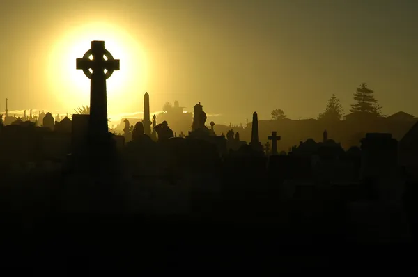 Закат на кладбище — стоковое фото