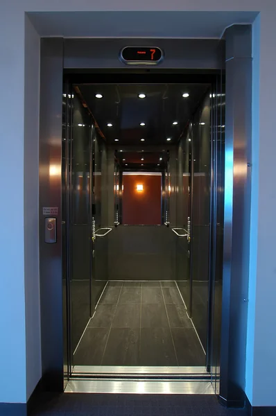 Výtah se zrcadlem — Stock fotografie