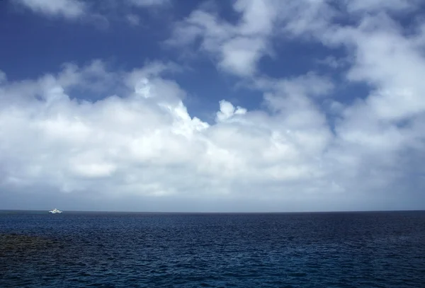 Barco branco à distância — Fotografia de Stock