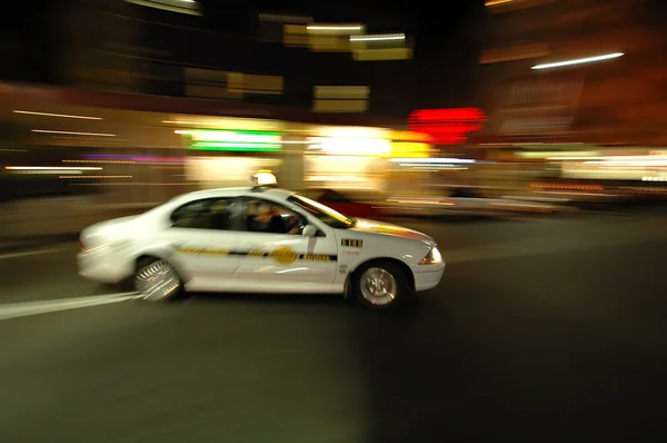 Такси в движении — стоковое фото
