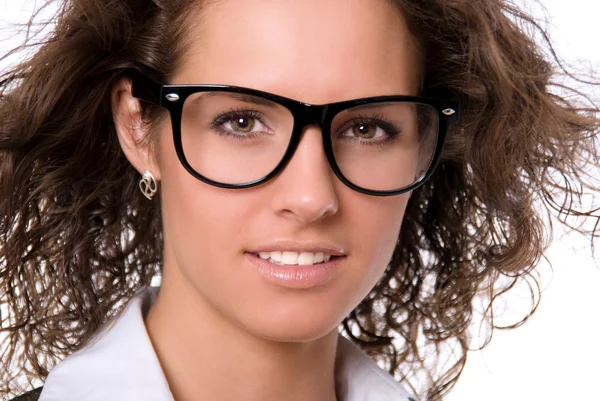 Piękna kobieta uśmiechający się w okularach — Zdjęcie stockowe