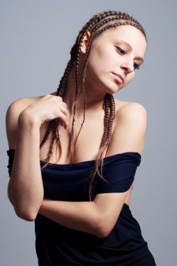 güzel esmer kız portresi saç modeli