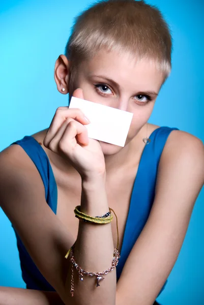 Retrato de uma menina bonita segurando um notecard em branco . — Fotografia de Stock
