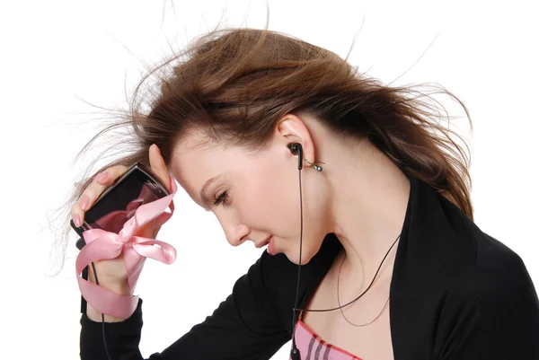 体贴的女孩喜欢听听音乐的耳朵电话中 — 图库照片