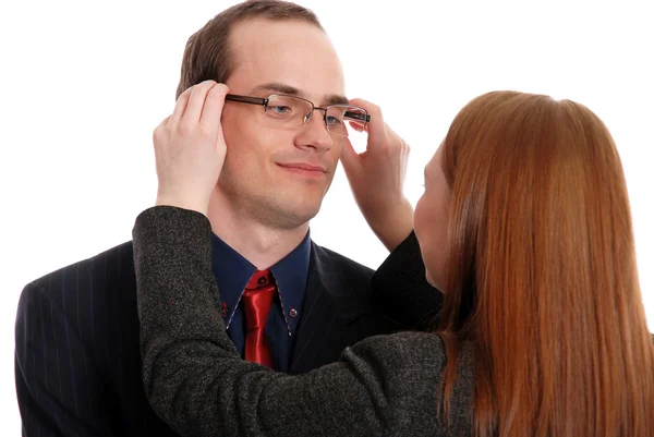 Jeune femme essaie des lunettes à l'homme d'affaires — Photo