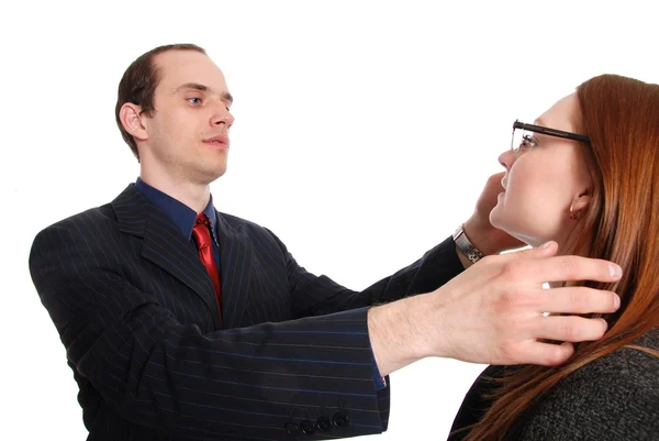Junger Mann probiert dem jungen Mädchen eine Brille an — Stockfoto