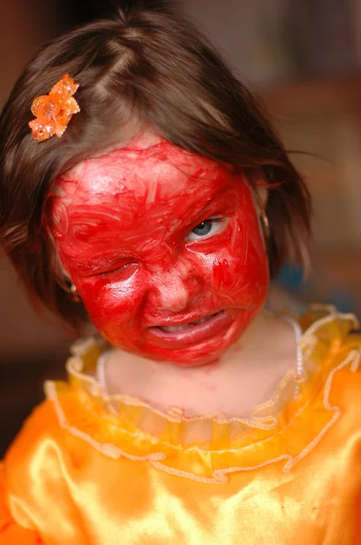 A menina com uma maquiagem no rosto — Fotografia de Stock
