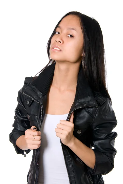 Porträtt av asiatisk tjej i en skinnjacka — Stockfoto