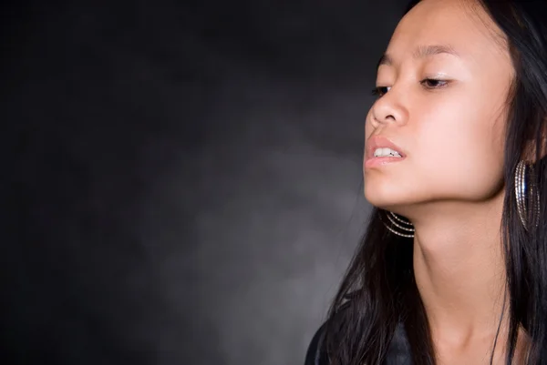 Porträt eines Mädchens mit asiatischem Aussehen — Stockfoto