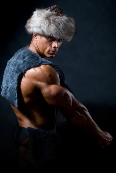 Hombre atlético fuerte en una gorra de piel — Foto de Stock