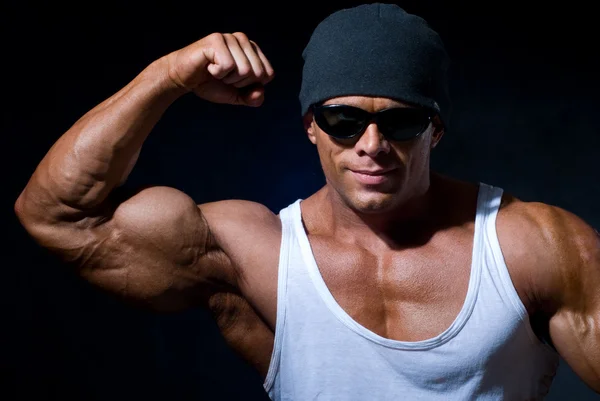 Schöner muskulöser Mann. — Stockfoto