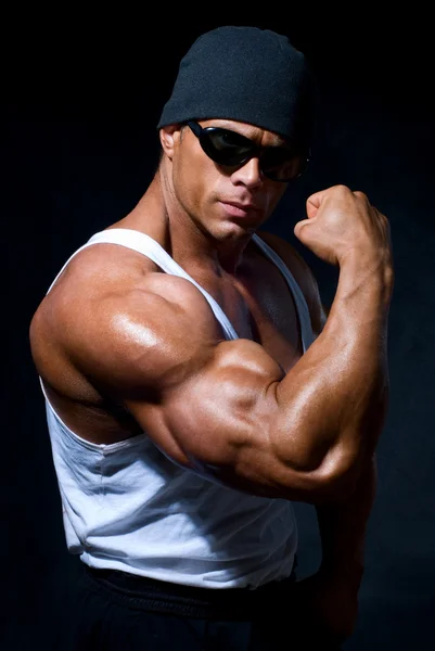 Homem atlético forte em óculos escuros — Fotografia de Stock