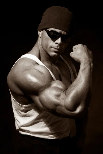 Güçlü atletik bir adam koyu gözlük — Stok fotoğraf
