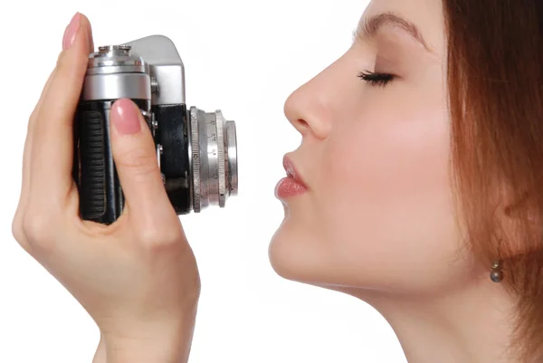 Mujer bonita tomando fotos con cámara vintage — Foto de Stock