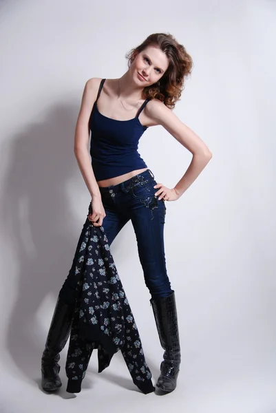 Foto de uma moda da mulher harmoniosa jovem em um fashionabl — Fotografia de Stock