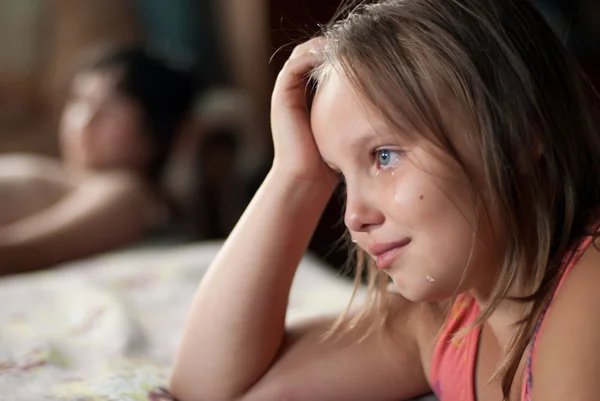 Девушка плачет — стоковое фото