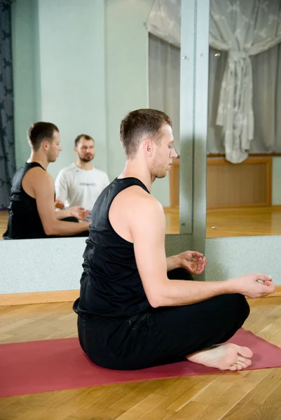 Le formateur sur le yoga — Photo