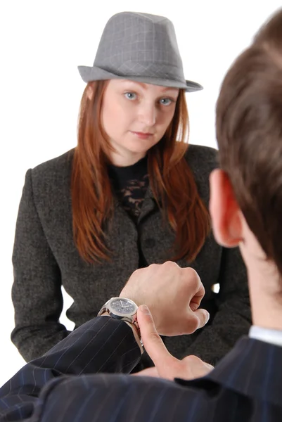 Бизнесмен указывает пальцем на наручные часы — стоковое фото